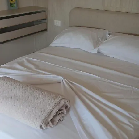 Vela Beachfront Private Terrace 골렘